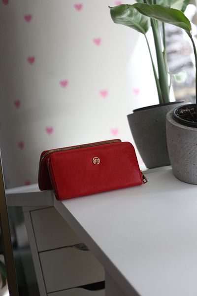 Moom Bag Дамски червен текстуриран тънък картодържател с детайли