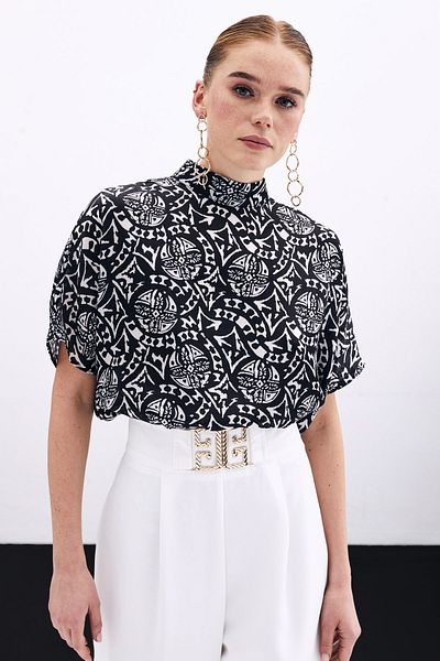 Sateen Блуза с къс ръкав и шарки - Черна