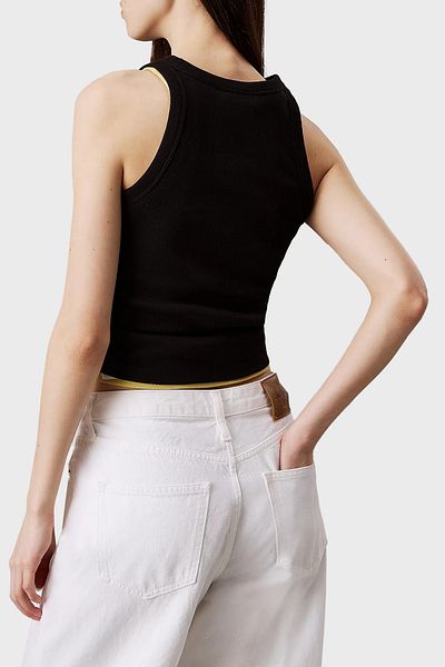 Calvin Klein قميص قطني مطاطي مطبوع عليه شعار Monogram بقصة ضيقة