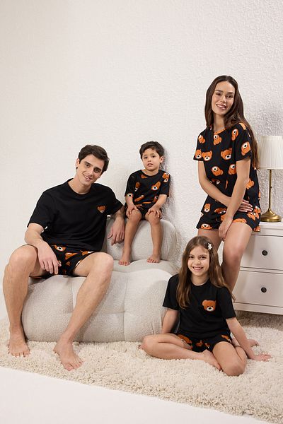Trendyol Collection Černý bavlněný pyžamový set s medvídkem - tričko a šortky Thmss23Pt00005