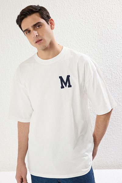 Trendyol Collection Μπλουζάκι με στάμπα με λευκό κείμενο μεγάλου μεγέθους - 100% κοντό μανίκι TMNSS21TS3559