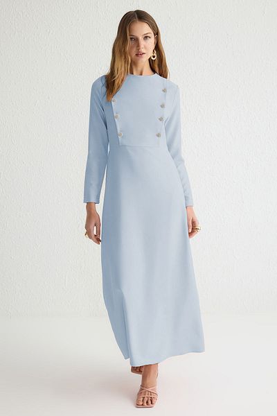 Trendyol Modest Hellblaues gewebtes Kleid mit Blumenknöpfen TCTSS25EB00032
