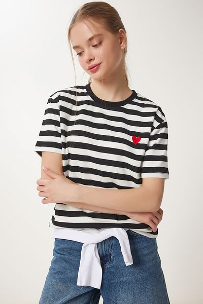 Happiness İstanbul Schwarz-weißes gestreiftes Strick-T-Shirt mit Herz-Stickerei für Damen AN00228