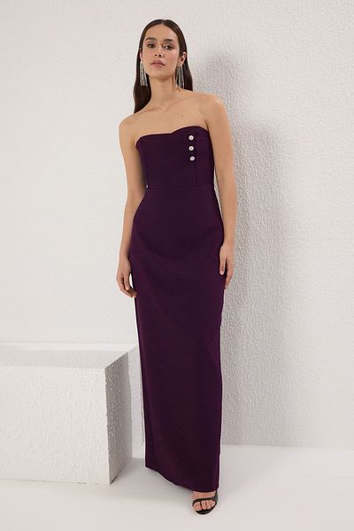 Trendyol Collection Detailliertes, steinernes Accessoire mit pflaumenfarbenem, trägerlosem Abendkleid TPRSS25AE00157