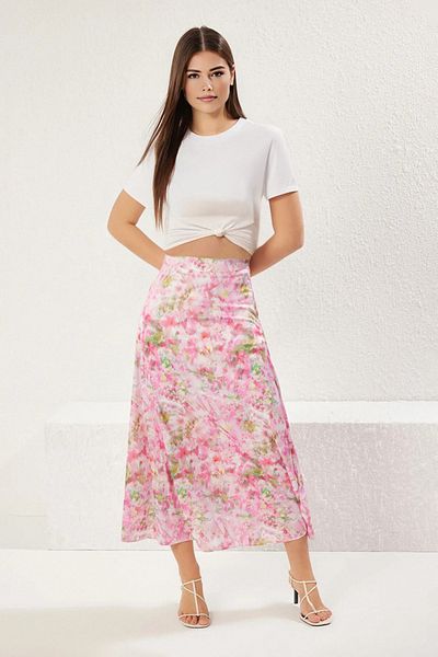 Trendyol Collection Satin-Midirock in A-Linie – mehrfarbig und Batik-Blumenmuster TWOSS25ET00034