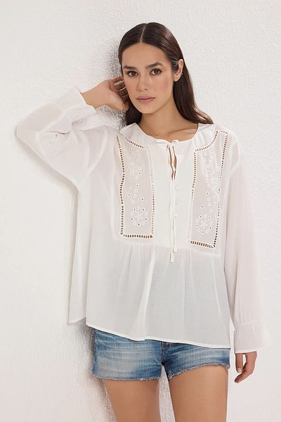 Trendyol Collection Weiße gewebte Bluse mit ausgehöhltem Ausschnitt, Seilbindung, detaillierter Stickerei und Ballonärmeln TWOSS25BZ00353