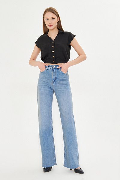 Trendyol Collection Hellblaue, ausgeschnittene, verblasste Vintage-Jeans mit hoher Taille und geradem Bein TWOAW25JE00378