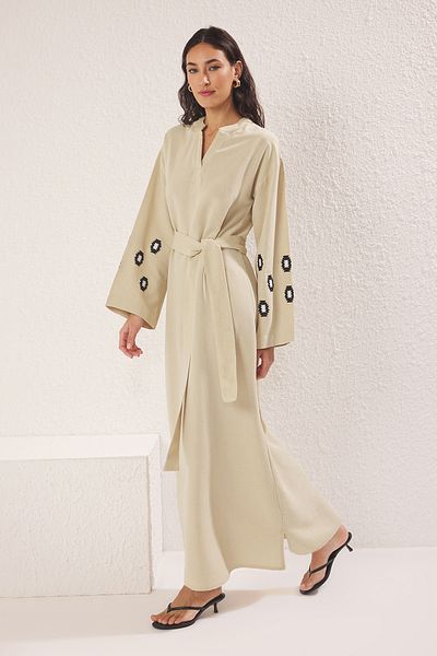 Trendyol Modest Beigefarbenes, gewebtes Kleid-Kaftan mit bestickten Ärmeln aus Leinenmischung