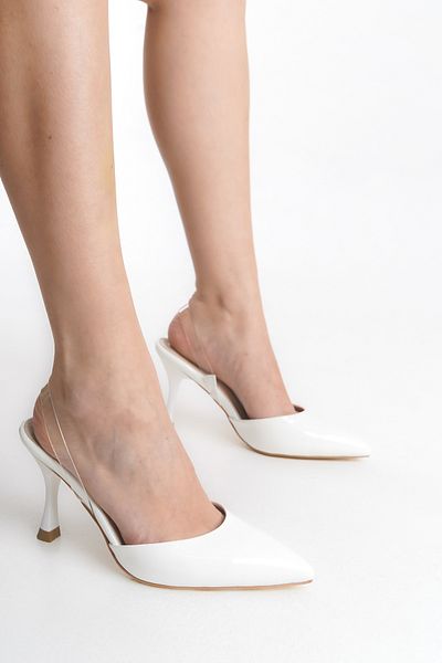 TRENDYOL SHOES Klassische Damenschuhe mit dünnem Absatz aus weißem Lackleder mit transparentem Band TAKSS25TO00026