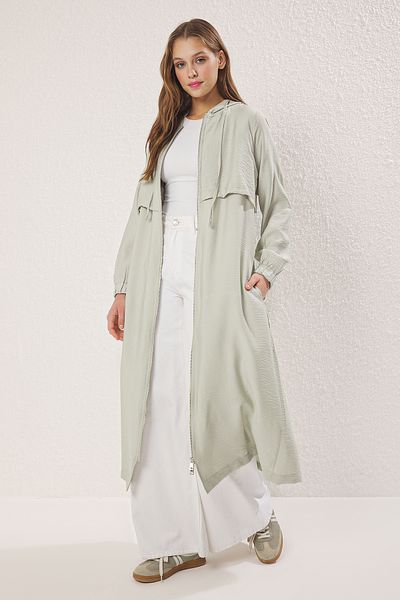 Trendyol Modest Grüne Windjacke mit detailliertem Webmuster und Hose TCTSS25KF00007
