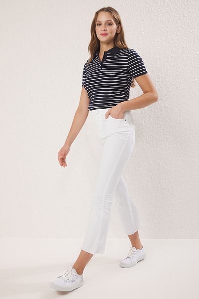 Trendyol Collection Weiße, ausgeschnittene, hoch taillierte Crop-Flare-Jeans TWOSS25JE00266