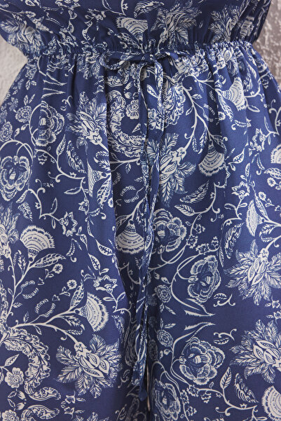 Trendyol Collection Tmavě modrá tkaná krátká kombinéza s květinovým vzorem TWOSS25TU00059