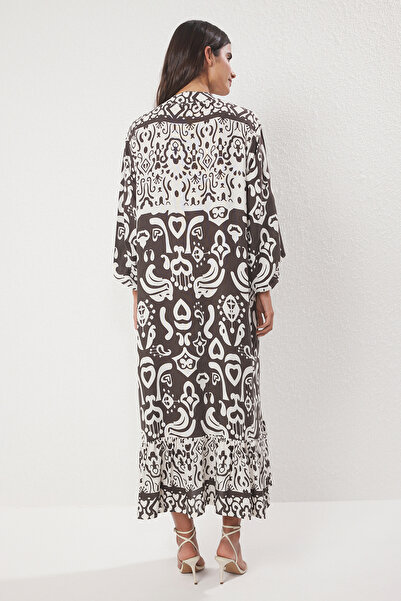 Trendyol Collection Hnědé midi široký střih s okrajovým vzorem Detailní tkané šaty TWOSS24EL01019