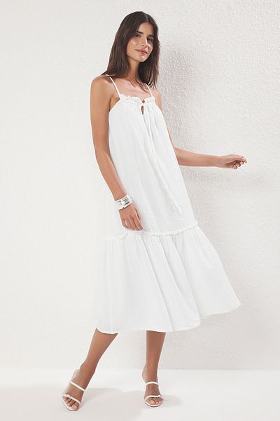 Trendyol Collection Bílé široké šněrovací šaty z midi mušelínu TWOSS25EL00718