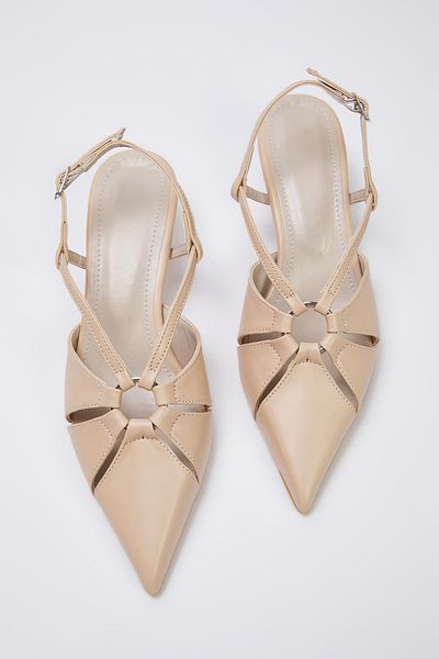TRENDYOL SHOES Nudefarbene, ausgeschnittene, detaillierte Damenschuhe mit Kitten-Heels und Riemen hinten TAKSS25TO00080