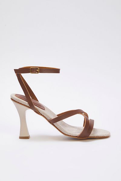 TRENDYOL SHOES Braune Damen-Sandalen mit Knöchelriemen und Absatz TAKSS25TO00086