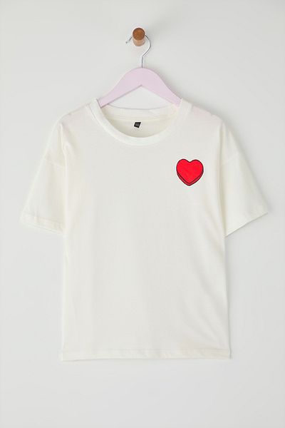 TRENDYOLKIDS Ecru Dámské dětské bavlněné tričko s krátkým rukávem s potiskem srdce TKDSS25TS00096