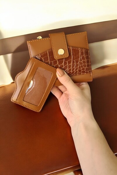 Classbag Women's Tan Crocodile Patterned Square Wallet with Card Holder Detail