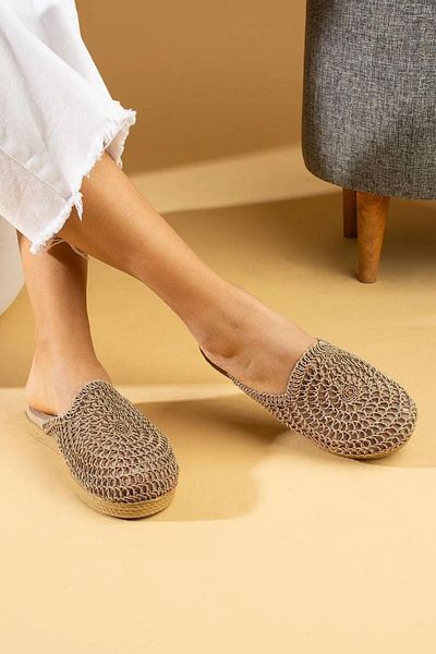 FUGA MODA Чехли с бродерия от норка в кръгла форма и затворени пръсти от слама от Отава