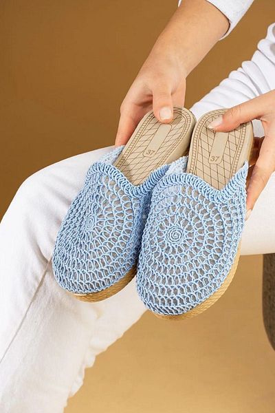 FUGA MODA Papuci Ottawa Baby Blue cu paie circulare brodate, închise în față