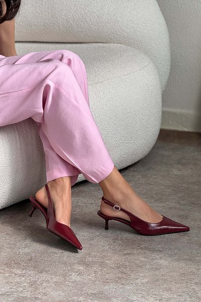 NİŞANTAŞI SHOES Lorry Burgundy Crinkle Matte Belt Detail Pointed Toe Damen Schuhe mit dünnen Absätzen