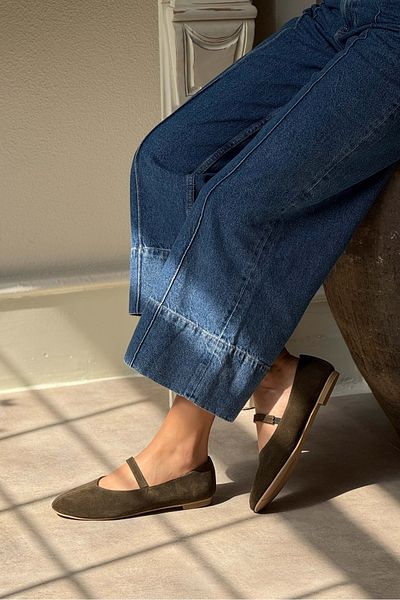 NİŞANTAŞI SHOES Arjun Khaki Damen-Ballerinas aus echtem Wildleder mit einem Riemen und flacher Sohle