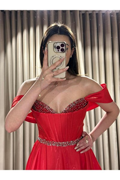 Kaleiçi Yıldızlar Kırmızı Yakası Taşlı Balenli Organze Elbise