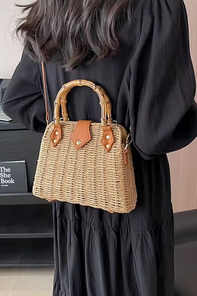 FASHION COCKTAIL Мини плетена чанта за през рамо с костна бамбукова дръжка и подплата