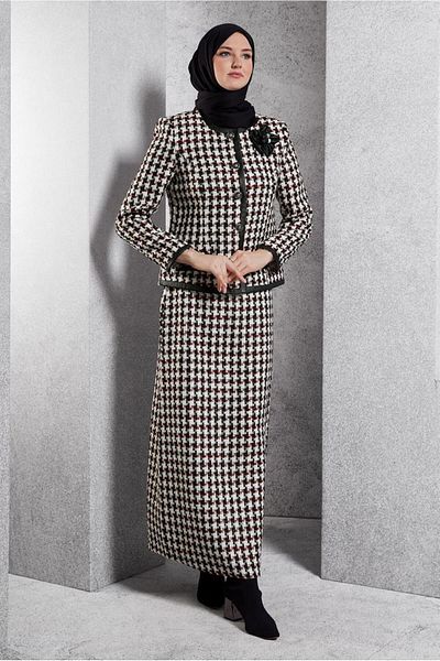 Alvina 30502 Costum cu fustă detaliată broșă model