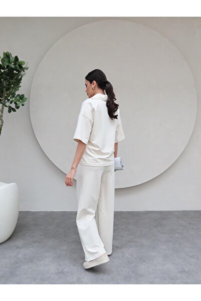 ESRAHELVACI Κοντομάνικο αθλητικό κοστούμι με χρυσά V αξεσουάρ