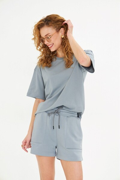 The Champ Clothing Stretchy and Relaxed Fit Double Pocket Above Knee Shorts for Women