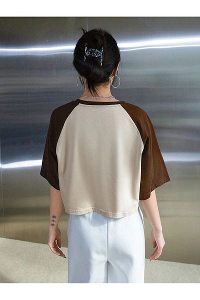 CLAYES Σχέδιο λογότυπου Single Jersey Crop T-Shirt - Μπεζ και λευκό εμπριμέ μπλουζάκι με λαιμόκοψη
