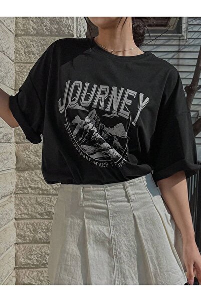 DUBU BUTİK Μπλουζάκι Journey Single Jersey - Μαύρο εμπριμέ κοντομάνικο μπλουζάκι με λαιμόκοψη