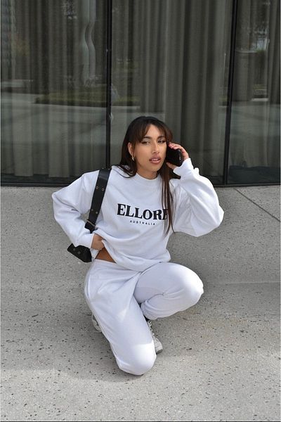 DUBU BUTİK طقم سويت شيرت رياضي من Ellore Australia - رقبة دائرية كبيرة الحجم مطبوعة باللون الأبيض