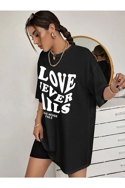 DUBU BUTİK T-shirt Love Neverfails - Μαύρο εμπριμέ κοντομάνικο μπλουζάκι με λαιμόκοψη