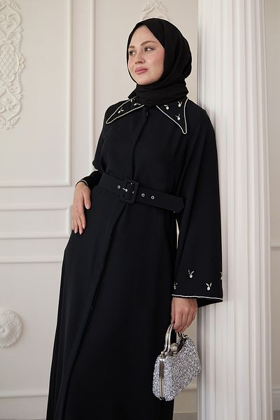 InStyle عباية سوداء بياقة مثلثة