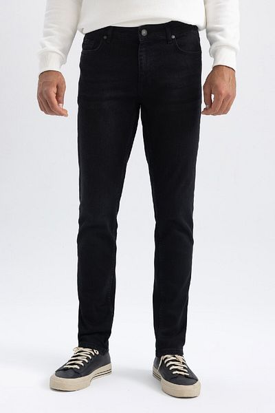 DeFacto Pedro Slim Fit, schmal geschnittene Jeanshose mit normaler Taille und schmalem Bein, R8788az23au