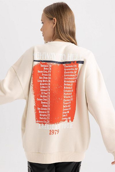 DeFacto Crew Neck Back Printed Oversize Sweatshirt - Ac/Dc Fit B3009Ax23Wn