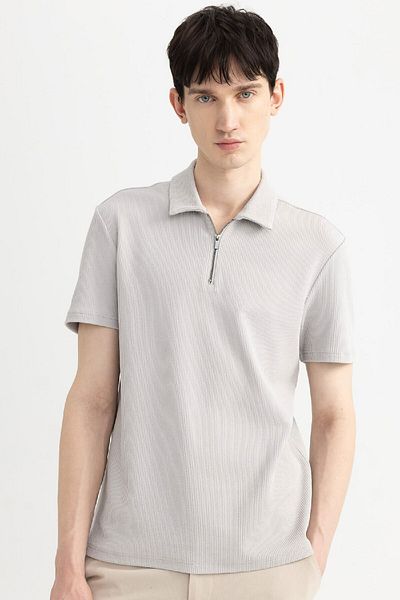DeFacto Kurzärmliges, plissiertes Polo-T-Shirt mit normaler Passform – B7355ax24sp