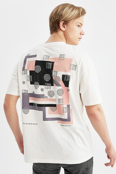 DeFacto Comfort Regular Fit Bequeme Passform Rundhalsausschnitt Rücken bedrucktes Kurzarm-T-Shirt B4369ax24sp