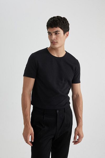 DeFacto Slim Fit Slim Fit Crew Neck Krátký rukáv Základní jednobarevné černé tričko M6608az24sp