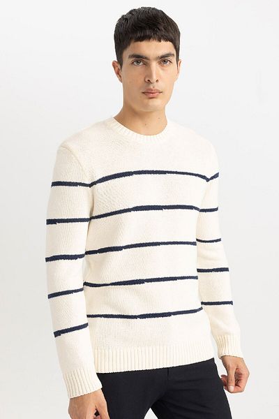 DeFacto Standard Fit Regular Cut Gestreifter Strickpullover mit Rundhalsausschnitt B8887ax23wn