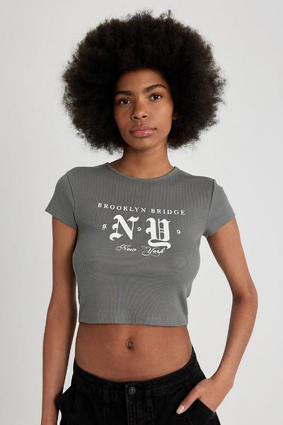 DeFacto Bedrucktes geripptes Camisole-T-Shirt mit Rundhalsausschnitt - Kurzarm B6812ax24sm