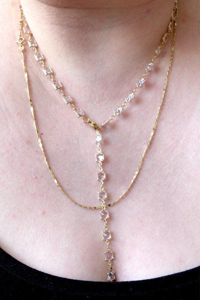 AurorAccessory قلادة فولينتا شوب ذهبية اللون مربعة الشكل مرصعة بالحجر الأبيض ...