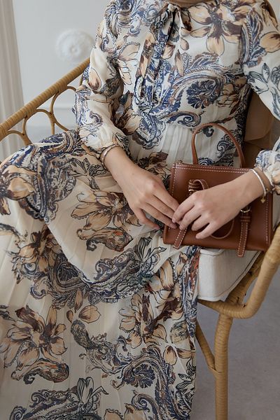 InStyle Rochie din șifon crem plisat cu model de flori Serena