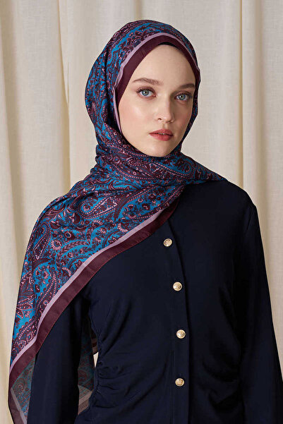 Madame Polo Petrol Motif Veloria Motif Shawl Considerat ca fiind un șal cu design istoric și un motiv rotund.