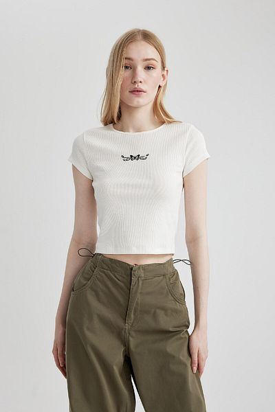 DeFacto Geripptes Kurzarm-T-Shirt – Coole Stickerei, C3192ax24sp