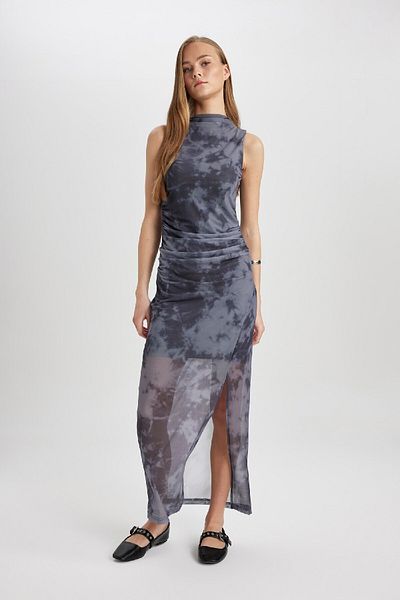 DeFacto Figurbetontes, körperbetontes, ärmelloses Maxi-Abendkleid mit Stehkragen und Schlitz aus Batik-Tüll C3063ax24sp