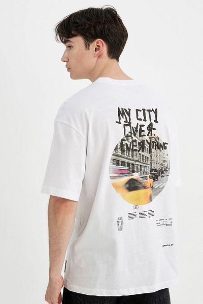 DeFacto Comfort Regular Fit Άνετη εφαρμογή με λαιμόκοψη πίσω με στάμπα κοντομάνικο μπλουζάκι C4086ax24sm