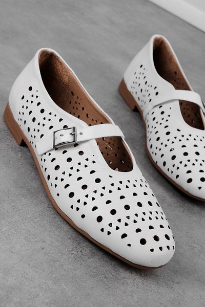 Lal Shoes & Bags حذاء باليه نسائي من الجلد الطبيعي بحزام واحد ومثقوب من Keith - أبيض